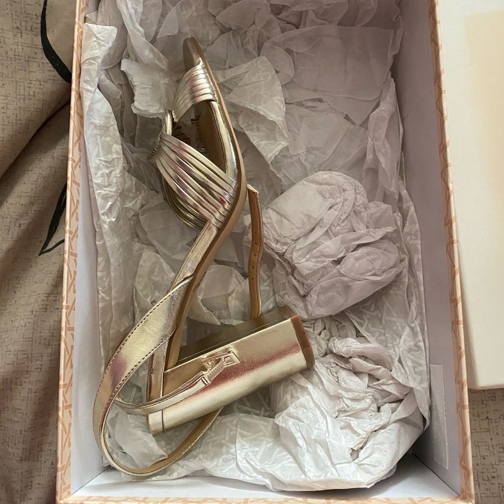 Brand New Badgley Mischka Gold Block Heel SIZE 7.5